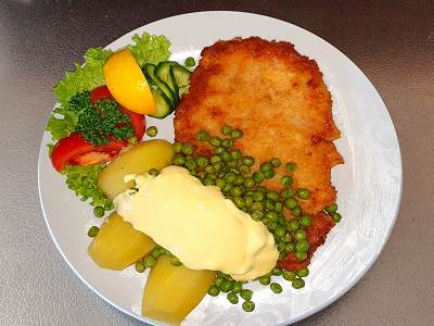 Speisenangebot im Restaurant am Krrnerweg Leipzig - Speise-2: Schnitzel Wiener Art mit Pommes und Buttererbsen +  6,20